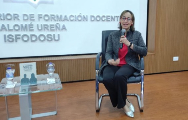 Maestra de ISFODOSU da claves para la investigación y publicaciones académicas